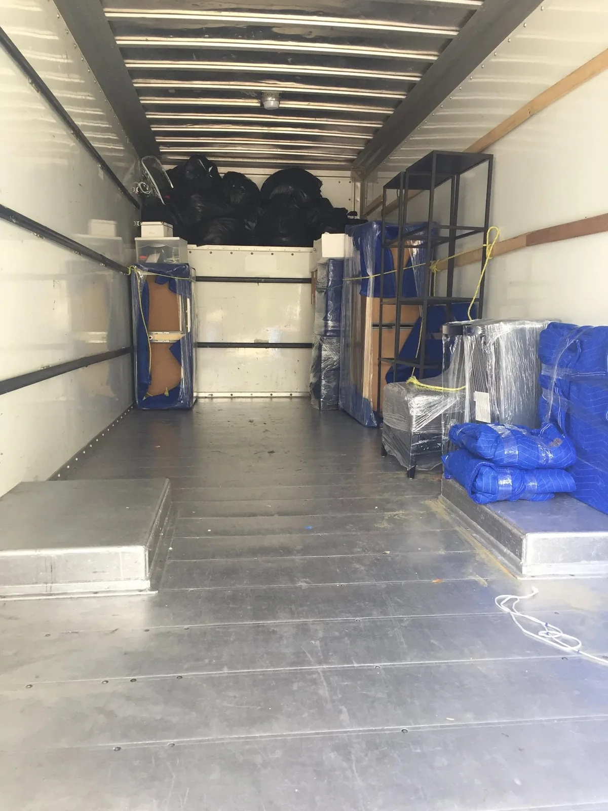 Muebles protegidos dentro del camión