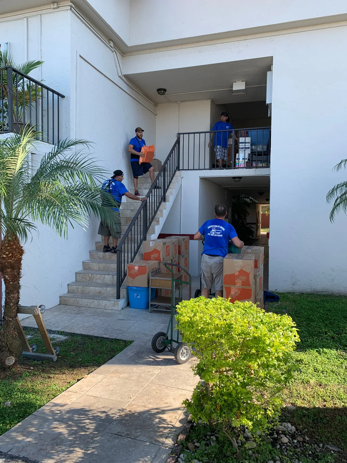 Equipo real trabajando en escaleras durante una mudanza residencial