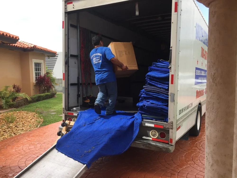 Camión real de South Express Moving durante una mudanza residencial