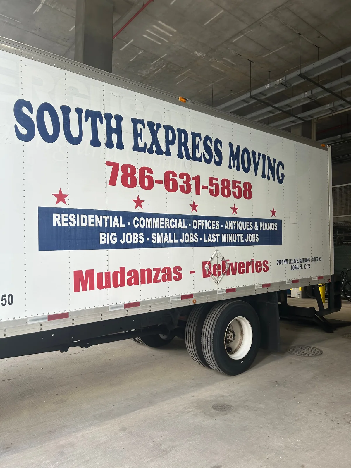 Camión real de South Express Moving con el nombre y teléfono de la compañía