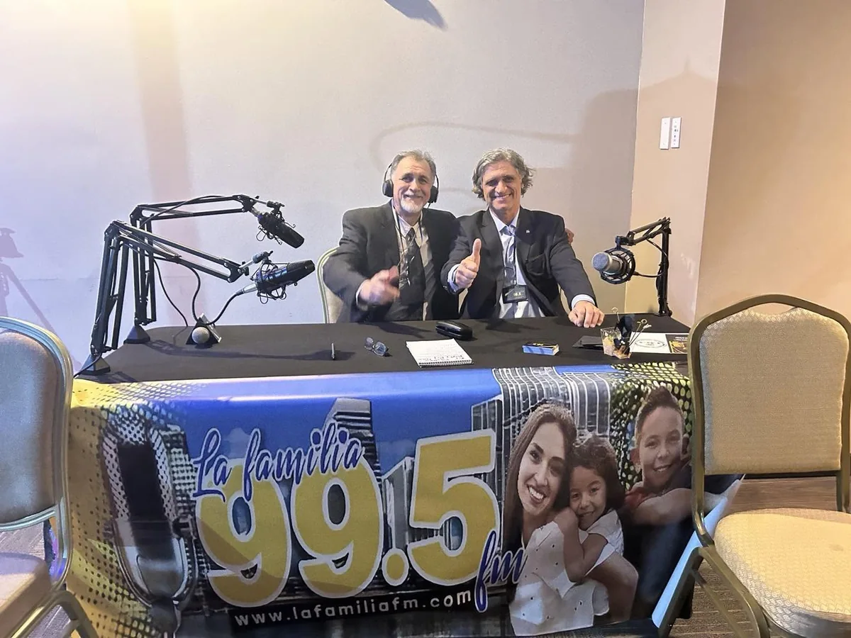 Sergio Quiroga durante una participación comunitaria en radio